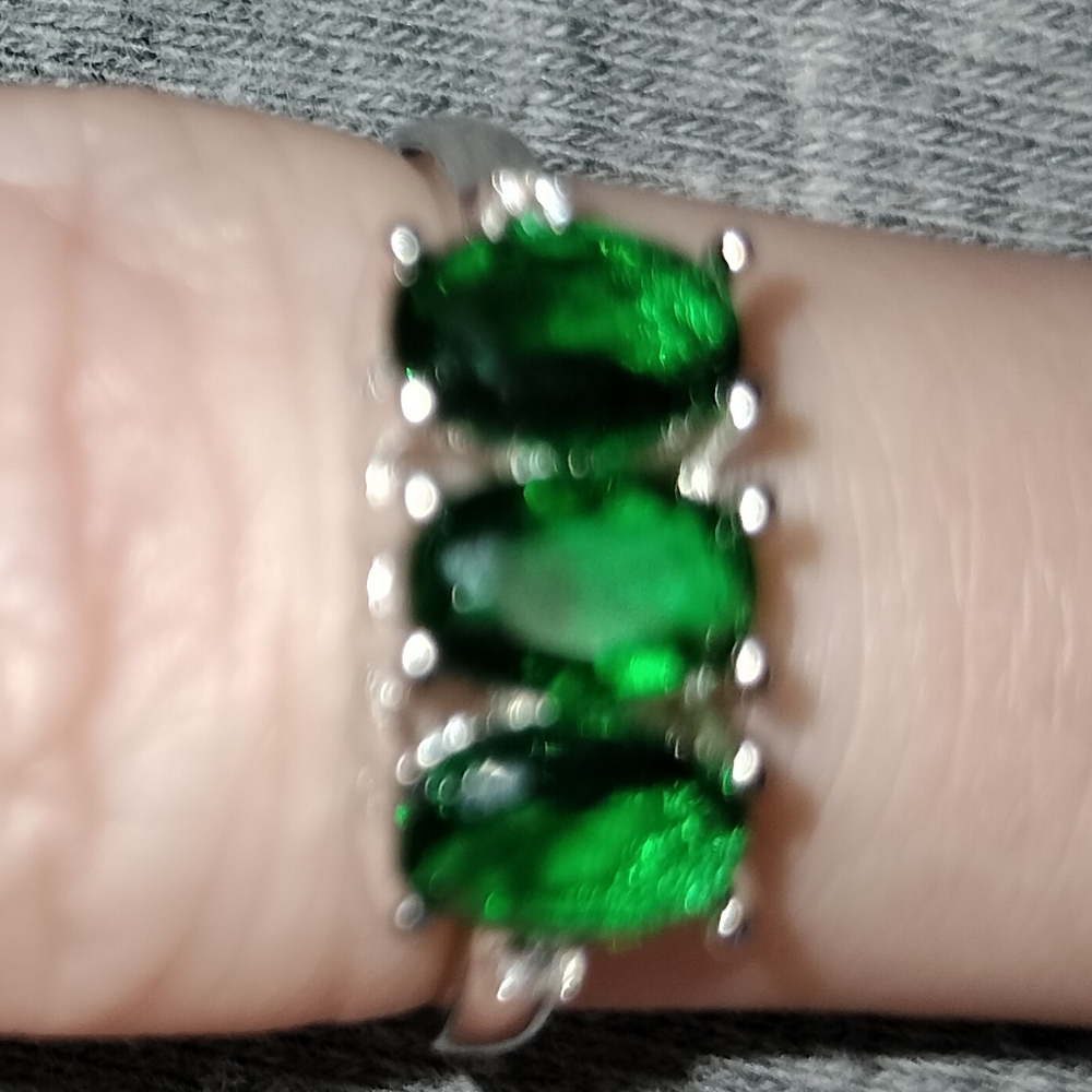 Elegant Silver and 3ct Green Emerald Gemstone Ring